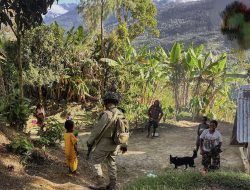 Satgas Damai Cartenz 2025 Sapa Mama Papua dan Anak-anak di Intan Jaya dalam Patroli Dialogis