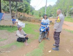 Bhabinkamtibmas Melaksanakan Sambang Atau Kunjungan Kepada Masyarakat Di Wilayah Binaan