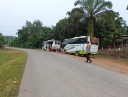 Anggota Polsek lamandau Pengaturan lalu lintas Jalan di Pagi hari