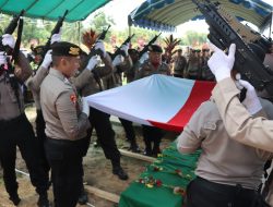 Beri Penghormatan Terakhir, Polres Katingan Gelar Upacara Pemakaman Anggota Meninggal Dunia