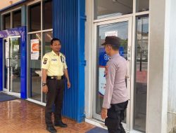 Personil Polsek Sematu Jaya Patroli Sambangi Satpam Bank BRI