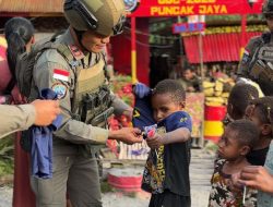 Satgas Ops Damai Cartenz 2025 Berbagi Kasih, Bagikan Pakaian untuk Anak-anak di Puncak Jaya