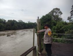 Piket Polsek Lamandau Cek Debit Air Sungai Lamandau