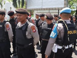 Pastikan Tidak Ada yang Membawa Senpi, Sipropam Polresta Palangka Raya Lakukan Pengecekan Personel Pengamanan Unras