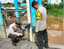 Polsek Bukit Batu Lakukan Monitoring Ketinggian Debit Air Sungai Rungan di Tangkiling