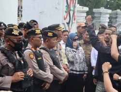 Polresta Palangka Raya Laksanakan Pengamanan Aksi Damai Aliansi Tanah Air Melawan di Kantor DPRD Provinsi Kalteng