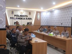 Polsek Sabangau Dampingi Pendistribusian Bansos untuk Warga Danau Tundai
