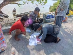 Polsek Sabangau Dampingi Pendistribusian Bansos untuk Warga Danau Tundai