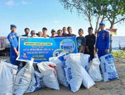 Ditpolairud Polda Kalteng bersama masyarakat Jelai melaksanakan bersih-bersih sampah di pantai “We Love Jelai”.