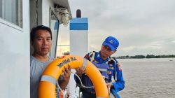 Patroli Rutin, Kapal Ditpolairud Polda Kalteng Periksa Alat Keselamatan