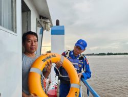 Patroli Rutin, Kapal Ditpolairud Polda Kalteng Periksa Alat Keselamatan