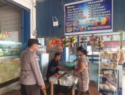 Jalin Silaturahmi, Bhabinkamtibmas Gaung Baru Ajak Warga Jaga Kebersihan dan Aktifkan Poskamling