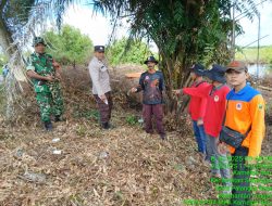 Bhabinkamtibmas Dampingi TSAK Patroli Cegah Karhutla di Kelurahan Kameloh Baru