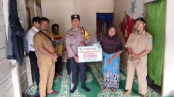 Wujud Kepedulian, Bhabinkamtibmas Dampingi Penyaluran BLT Dana Desa Di Wilayah Binaan