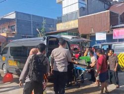Patroli KRYD Personel Polres Lamandau Sigap membantu seorang sedang Sakit di Pasar Tradisional Berikan Bantuan
