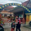 Satuan Samapta Polres Lamandau Bantu Anak Sekolah Menyeberang Jalan