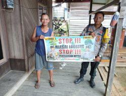 Bhabinkamtibmas laksanakan Sosialisasikan tentang larangan dan sangsi Pidana bagi pelaku Ileggal Logging kepada masyarakat di Desa Binaan.