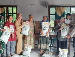 Bhabinkamtibmas Polsek Bulik Bantu Distribusi Beras Bantuan Pangan kepada Warga Masyarakat