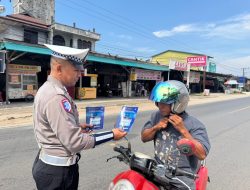*Pembagian Brosur Keselamatan Berlalu Lintas Kepada masyarakat.*