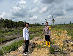 Bhabinkamtibmas Cek Lokasi Lahan Penanaman Jagung dalam program ketahanan pangan
