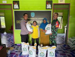 Bhabinkamtibmas Polsek Bulik Bantu Distribusi Beras Bantuan Pangan kepada Warga Masyarakat
