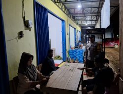 Personil Polsek Sambang Masyrakat yang Sedang Bersantai
