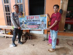 Bhabinkamtibmas laksanakan Sosialisasikan tentang larangan dan sangsi Pidana bagi pelaku Ileggal Logging kepada masyarakat di Desa Binaan.