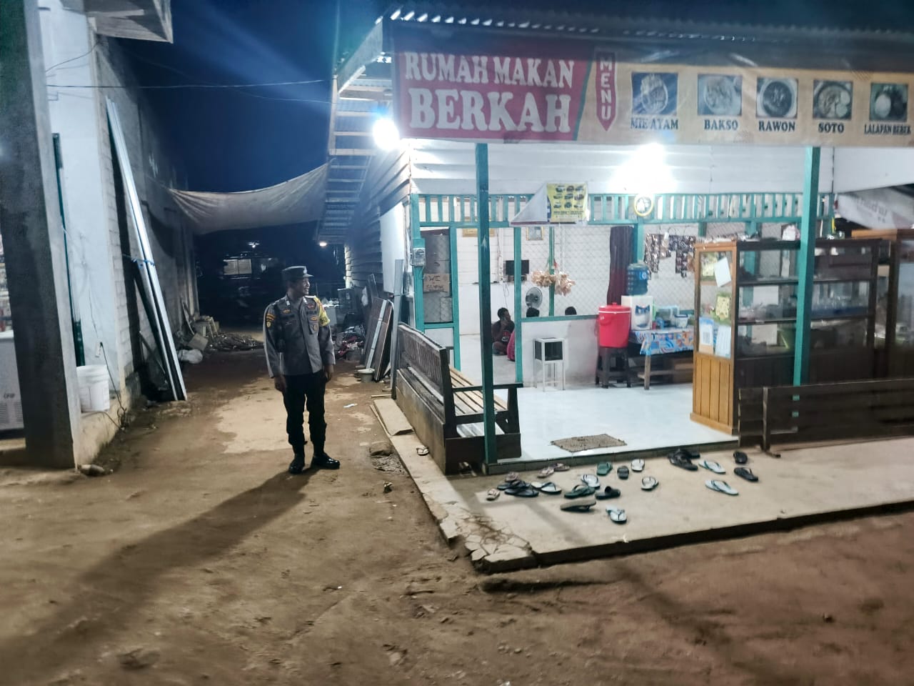 Piket Polsek Delang melaksanakan Silaturahmi ke warga masyarakat