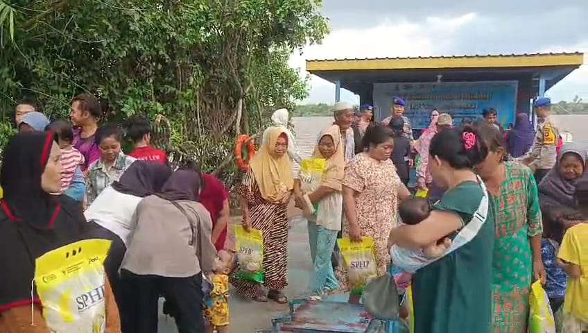 Ditpolairud Polda Kalteng Gelar Gerakan Pangan Murah, Lewat Kapal Polisi Salurankan Sampai Keplosok Desa