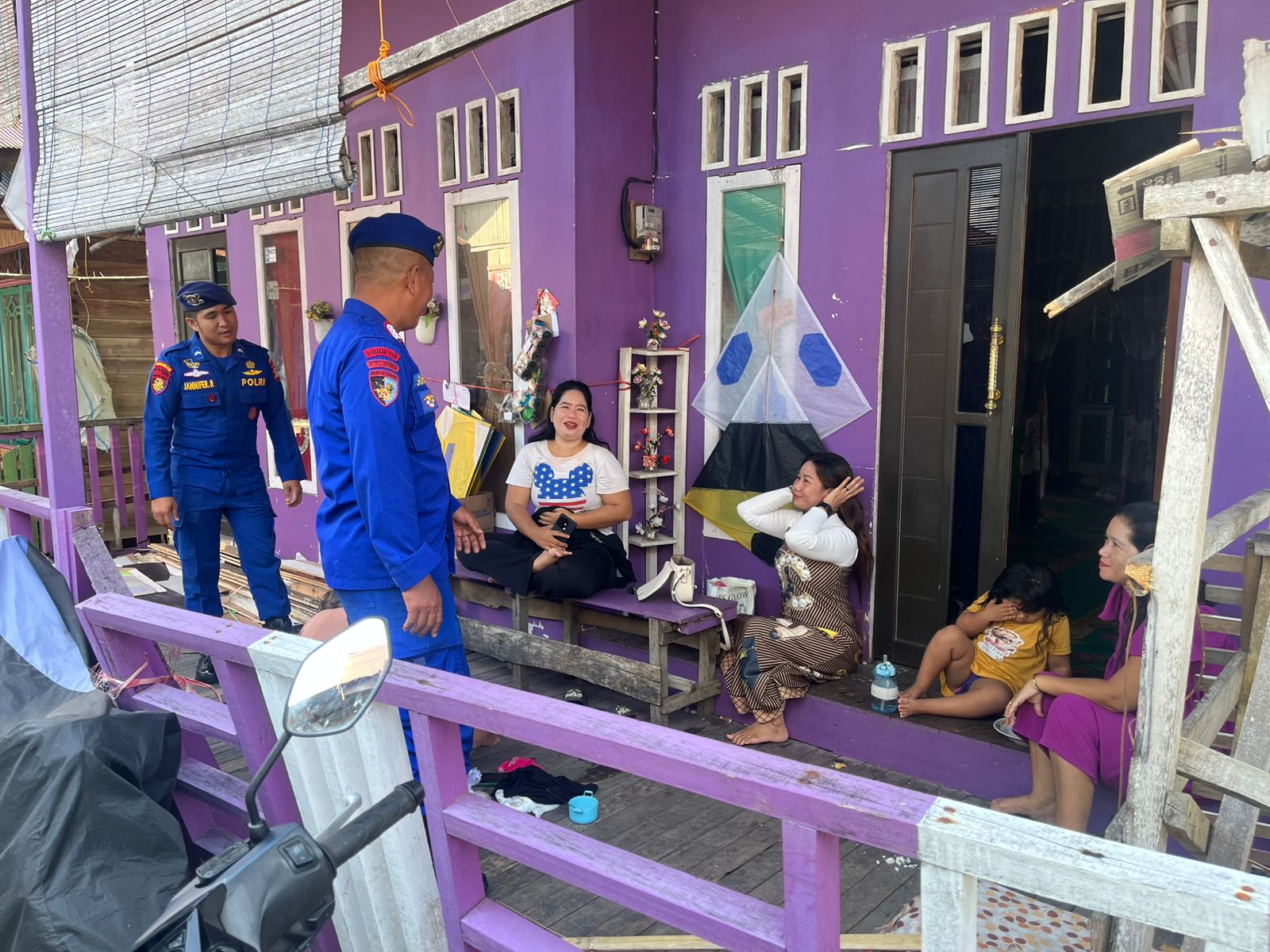 Berikan Imbauan Kamtibmas dan menyapa warga  di  Bantaran DAS Kahayan Palangkaraya