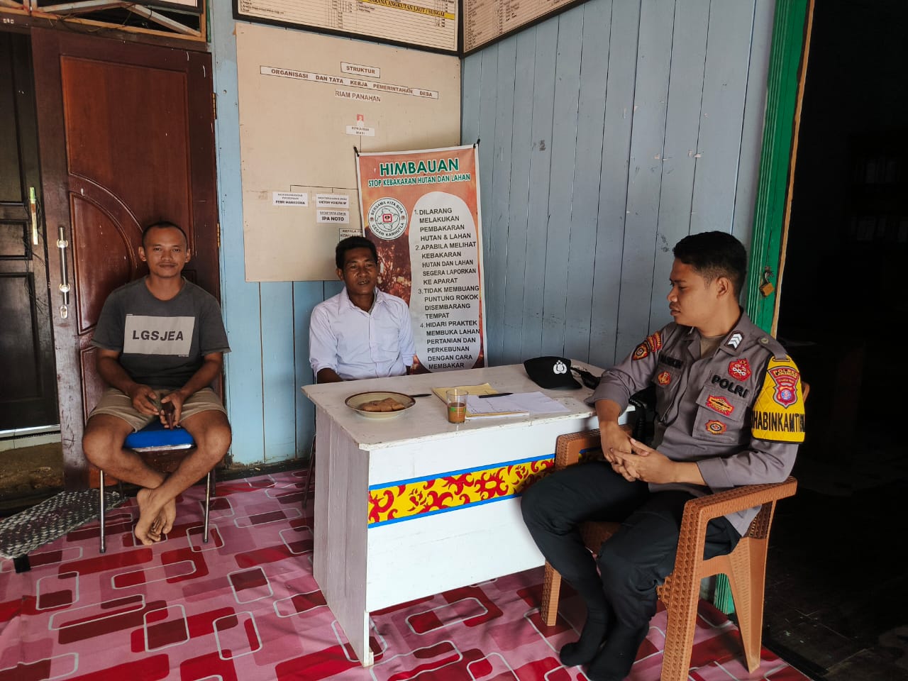 Bhabinkamtibmas Polsek Delang Sosialisasikan Larangan Bakar Hutan Jelang Musim Kemarau