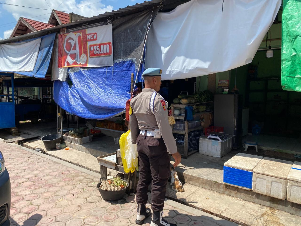 Piket Polsek Sambangi dan Silaturahmi Ke Pedagang