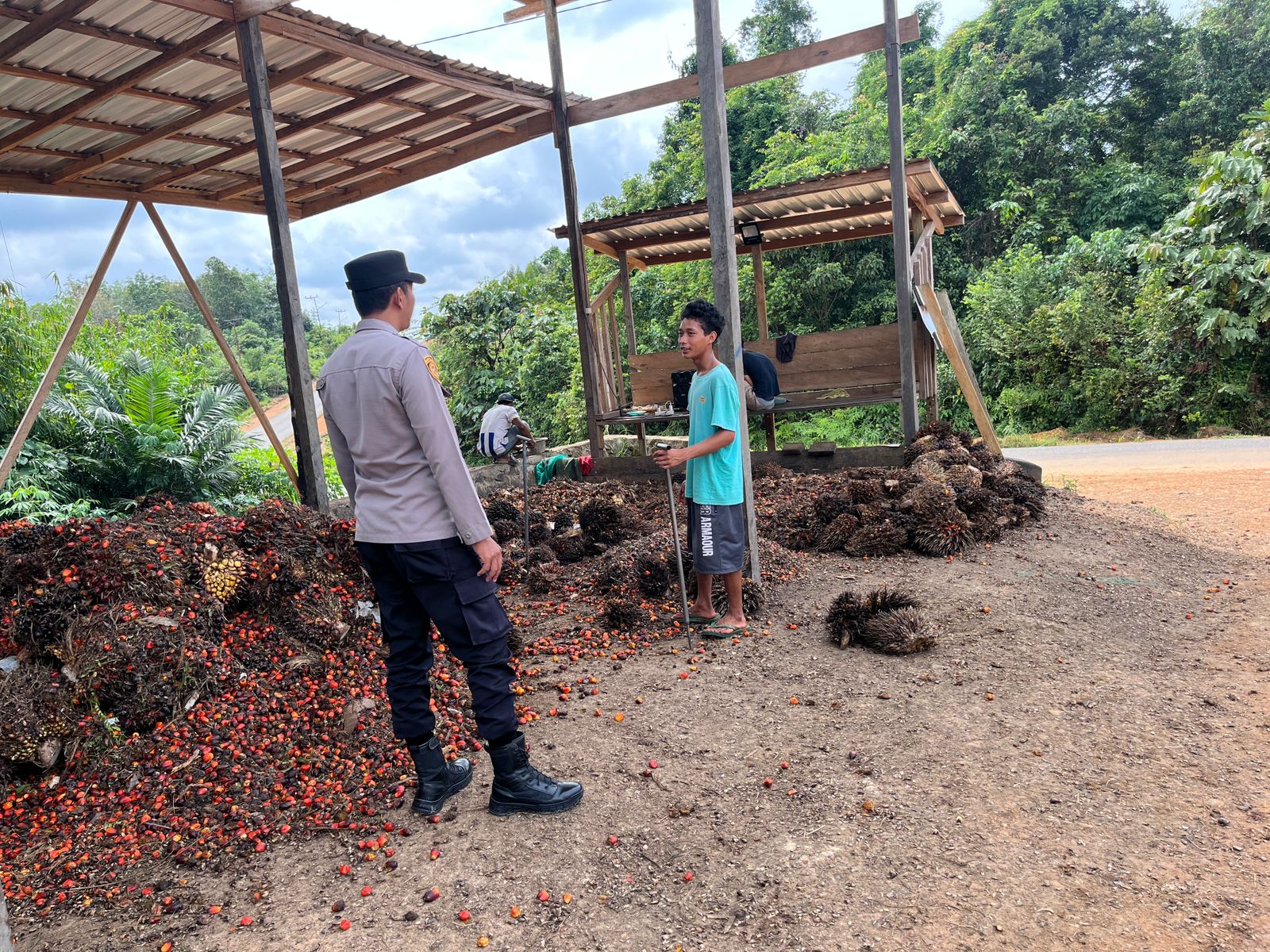 Piket Polsek Silaturahmi kepada Masyarakat yang sedang bekerja