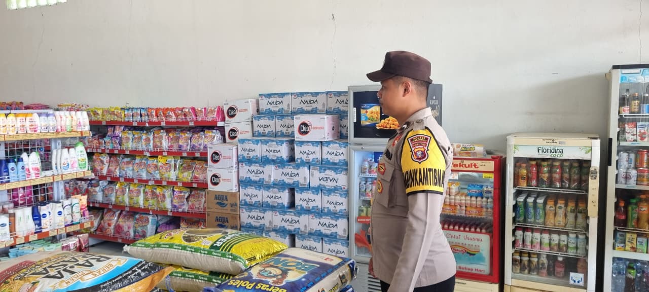 Piket Polsek Patroli kepertokoan diwilkum Polsek Sematu Jaya
