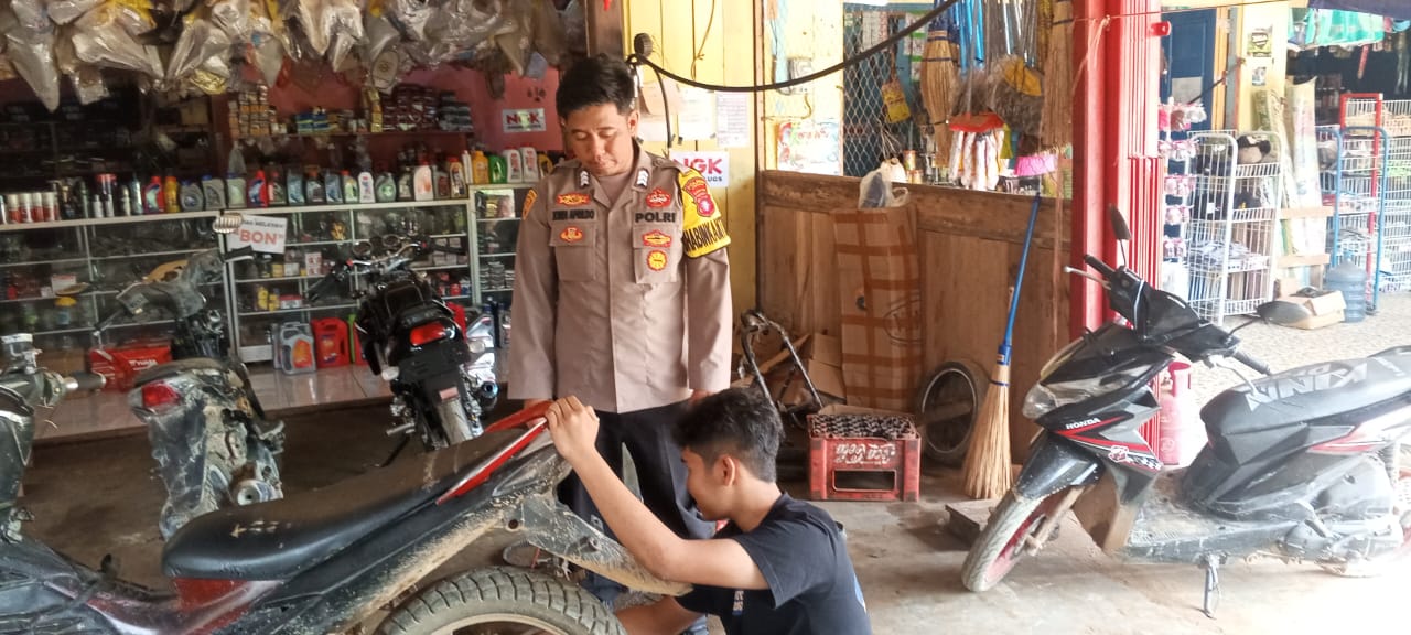 Piket Polsek Silaturahmi kepada Masyarakat yang sedang bekerja