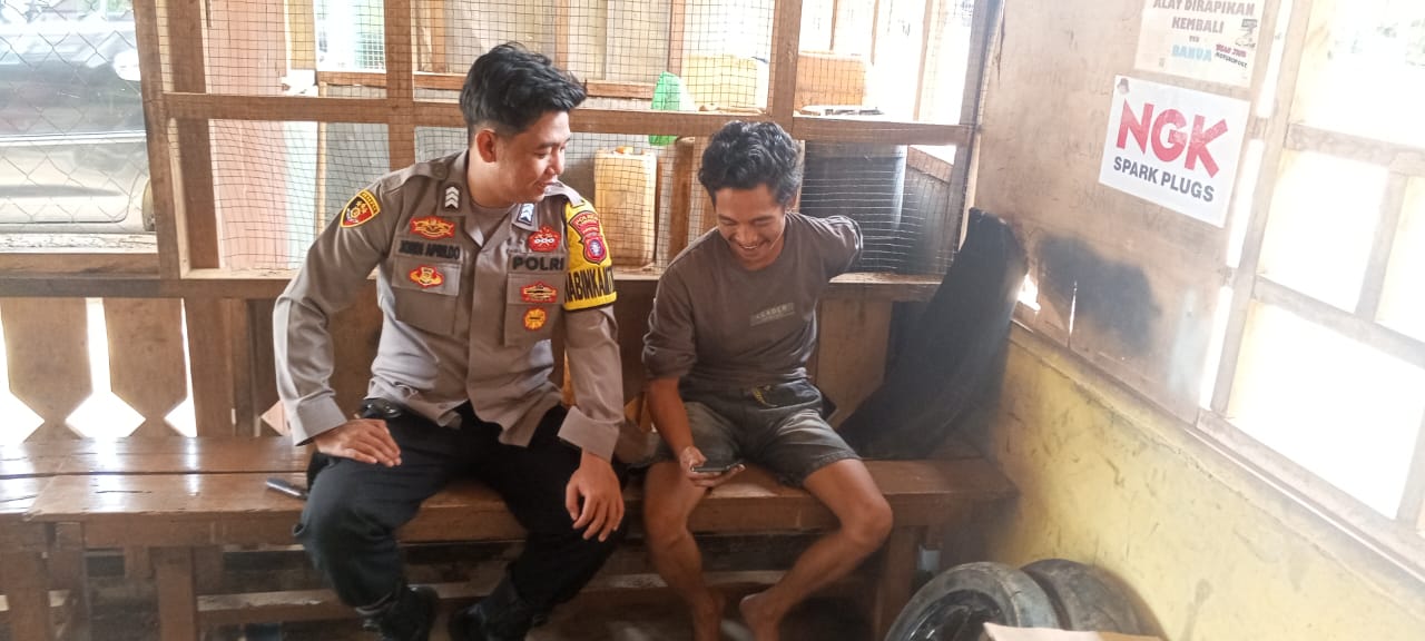 Bhabinkamtibmas Polsek Lamandau Sosialisasikan Tentang Layanan Hotline 110 kepada Masyarakat