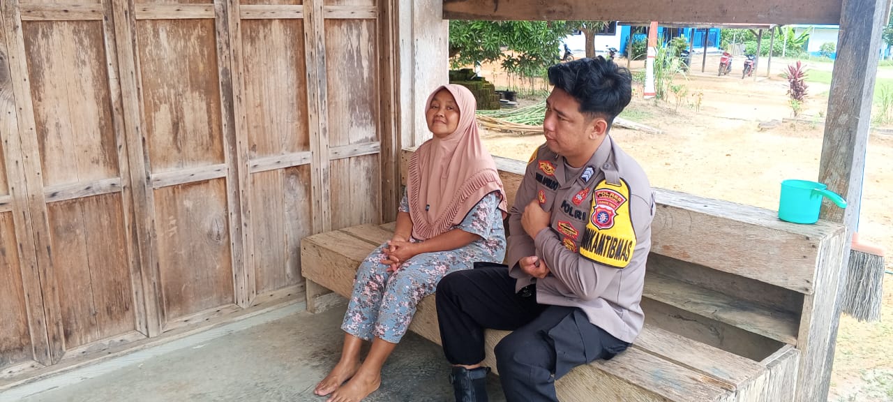 Personel Polsek lamandau melaksanakan sambang kerumah warga