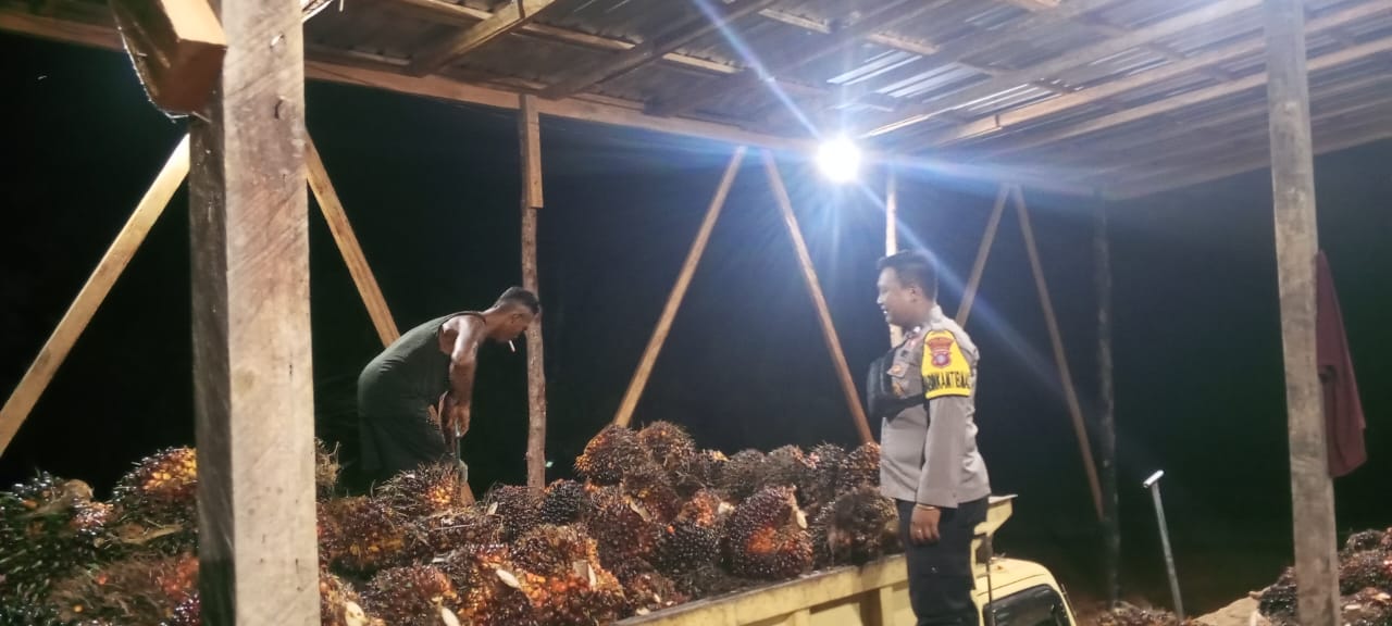 Piket Polsek Silaturahmi kepada Masyarakat yang sedang bekerja