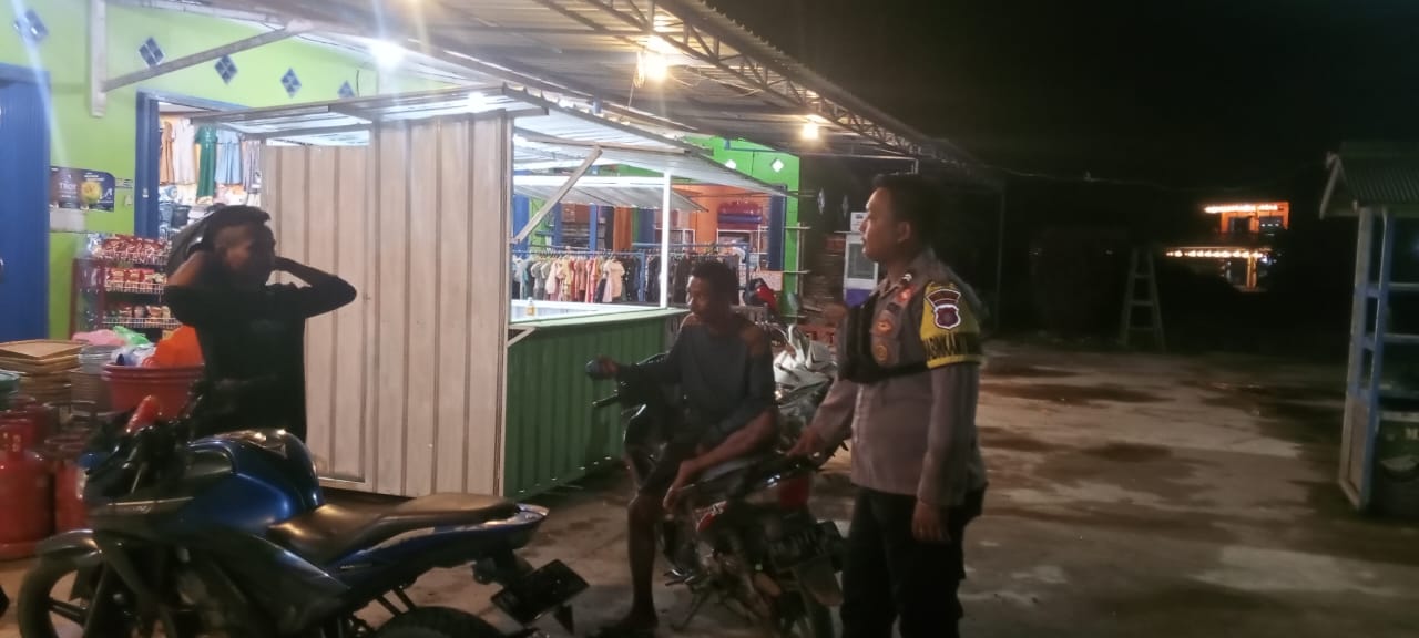 Personil Polsek Sambang Masyrakat yang Sedang Bersantai