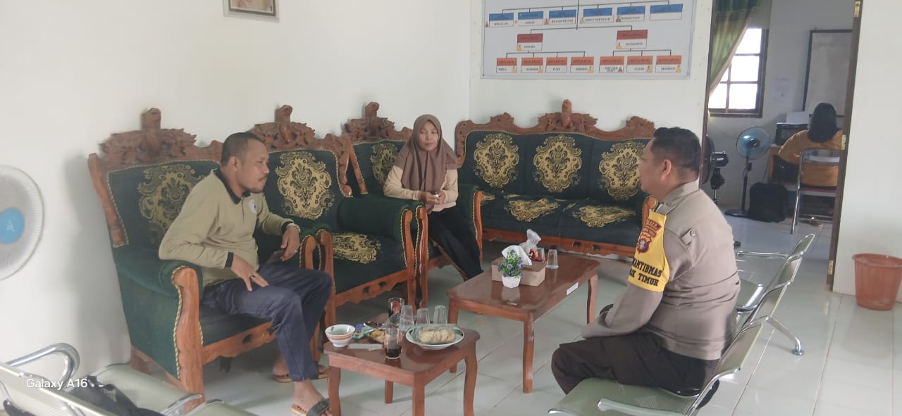 Bhabinkamtibmas Silaturahmi ke Kantor Desa Binaan