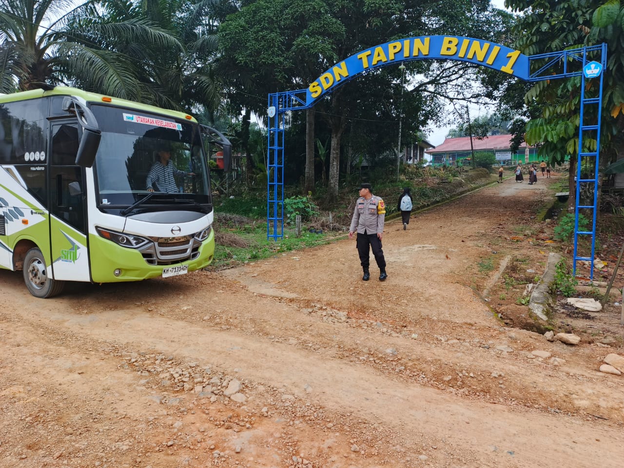 Anggota Polsek lamandau Pengaturan lalu lintas Jalan di Pagi hari