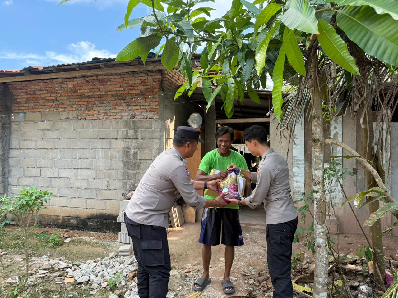 Sat Binmas Polres Lamandau Gelar Jumat Berkah, Bagikan Sembako kepada Warga Kurang Mampu