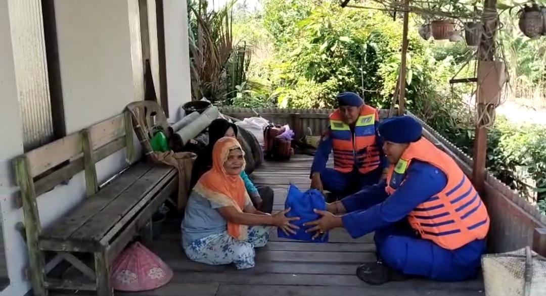 Ditpolairud Salurkan Bantuan Kepada Masyarakat Yang Tinggal Di Daerah Pesisir