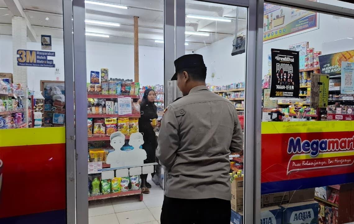 Piket Polsek Patroli kepertokoan diwilkum Polsek Sematu Jaya