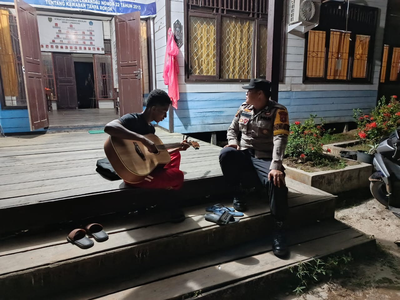 Personil Polsek Sambang Masyrakat yang Sedang Bersantai