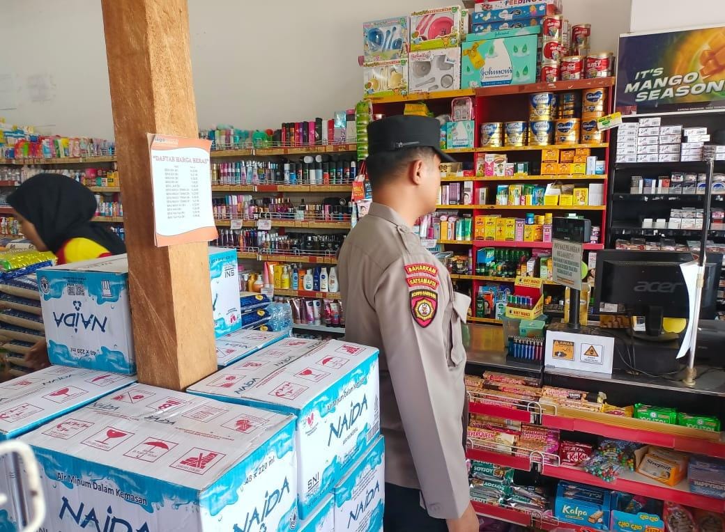 Piket Polsek Patroli kepertokoan diwilkum Polsek Sematu Jaya