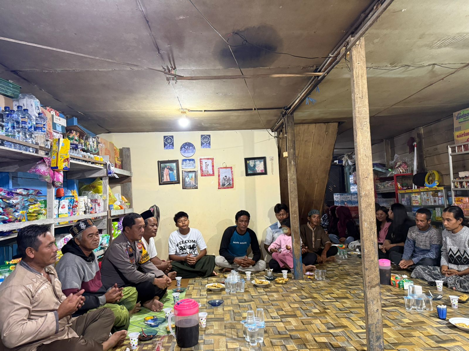 Bhabinkamtibmas Hadiri Syukuran dan Sampaikan Pesan Kamtibmas di Desa Binaan