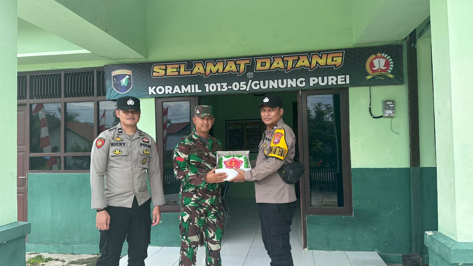 Kapolsek Gunung Purei Beri Kejutan kepada Danramil 1013-05/Gunung Purei di Hari Ulang Tahun TNI ke-80