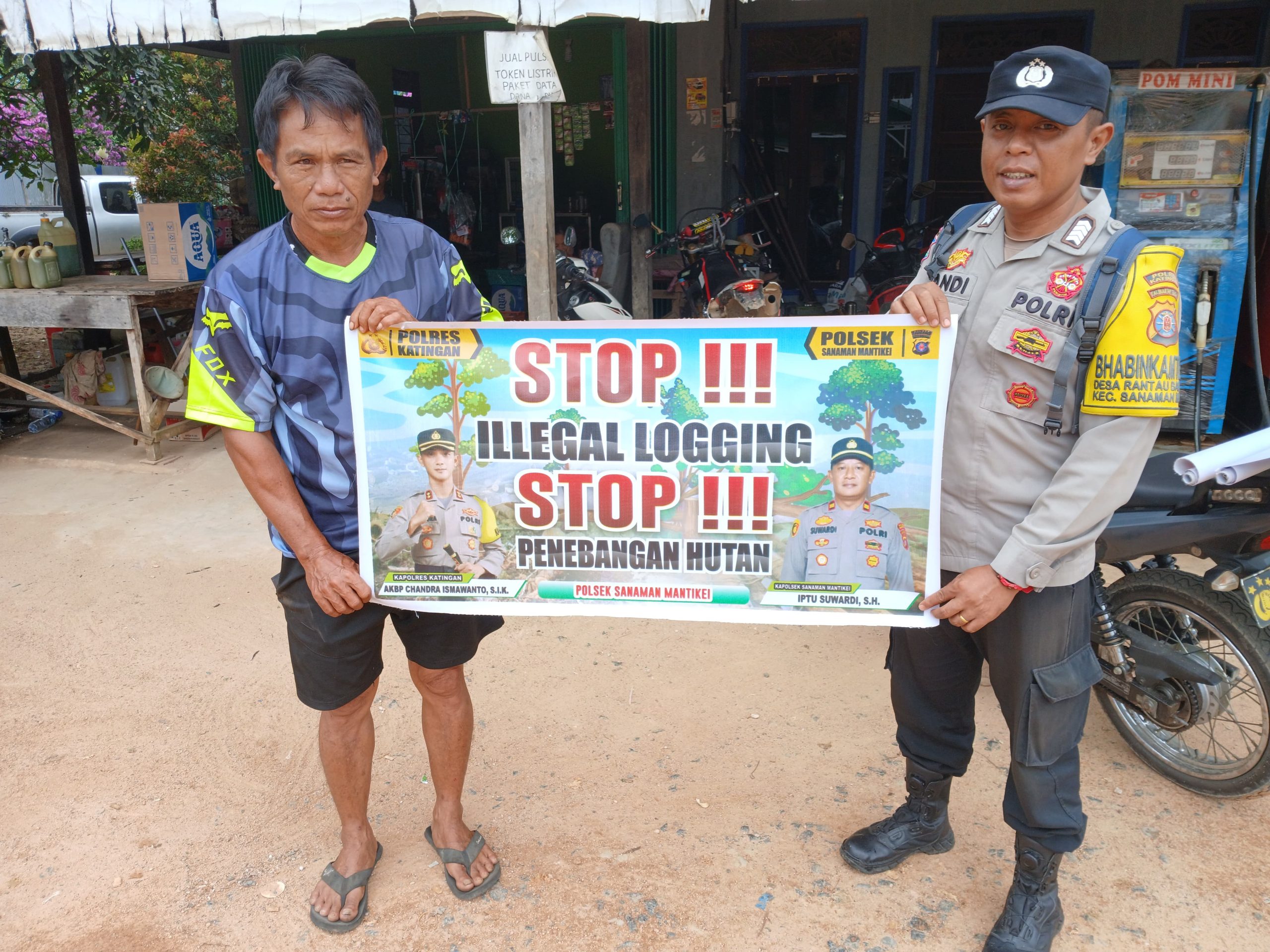 Bhabinkamtibmas laksanakan Sosialisasikan tentang larangan dan sangsi Pidana bagi pelaku Ileggal Logging kepada masyarakat di Desa Binaan.