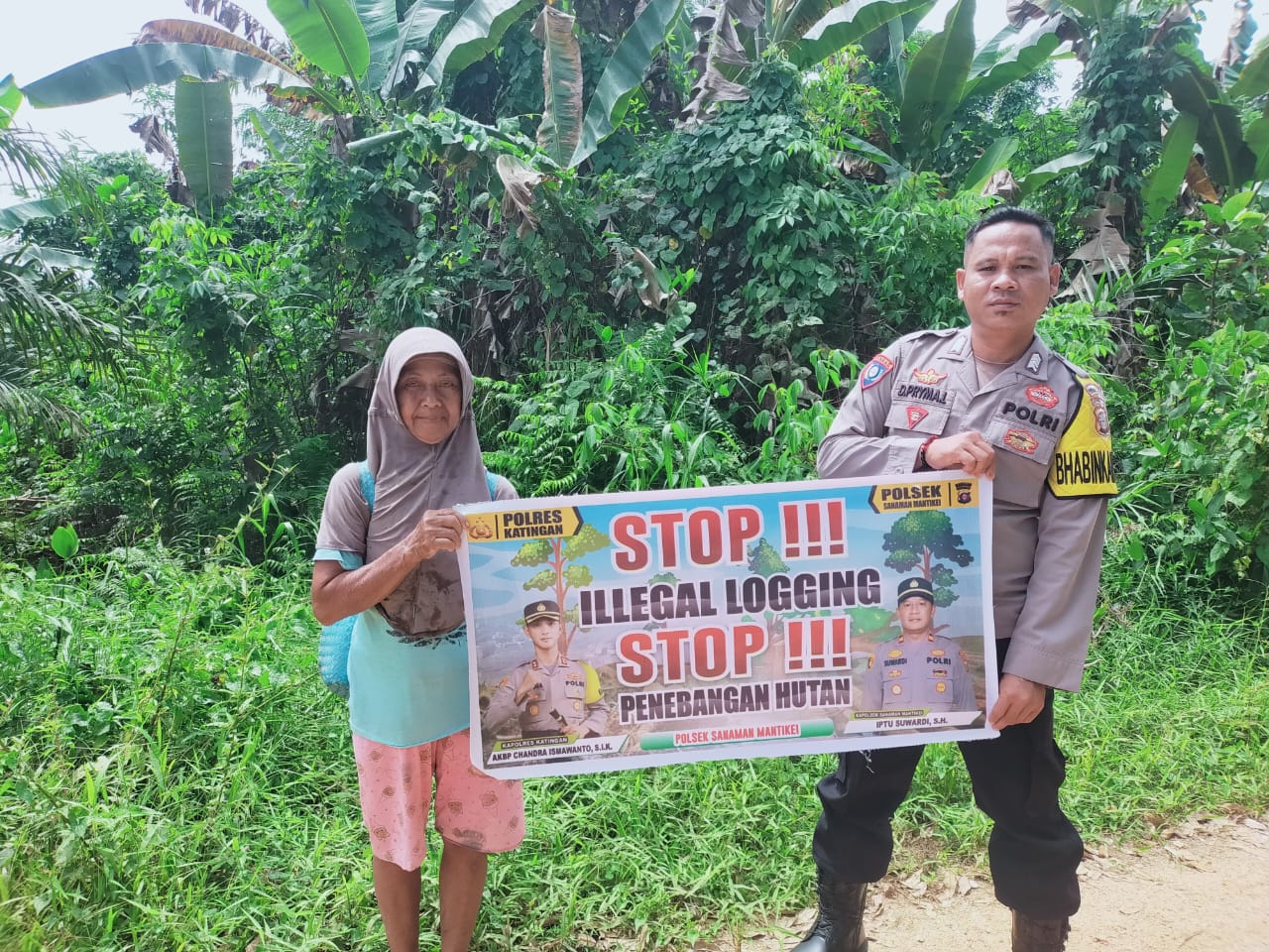 Bhabinkamtibmas laksanakan Sosialisasikan tentang larangan dan sangsi Pidana bagi pelaku Ileggal Logging kepada masyarakat di  Desa Binaan.